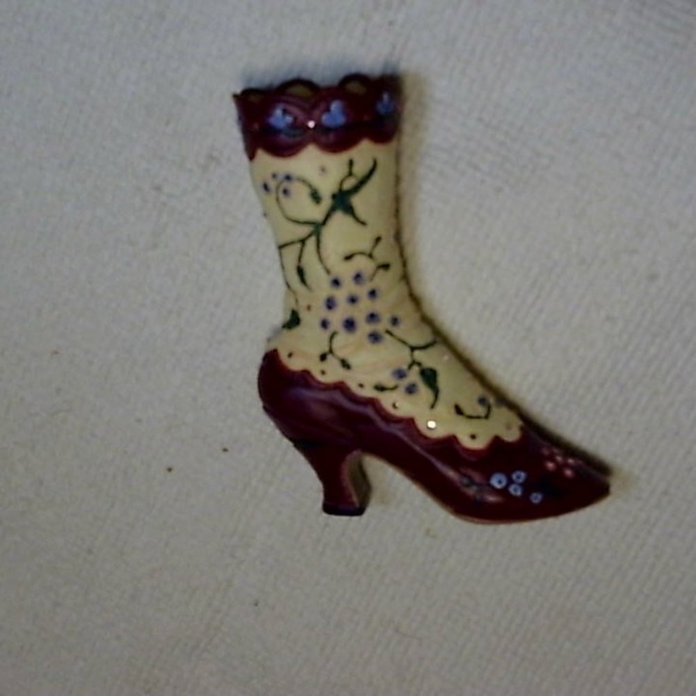 Shoe figurine